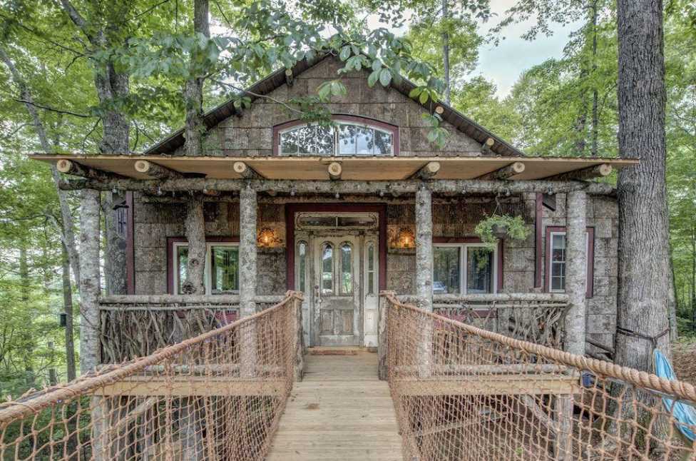 exterior-of-treehouse-on-the-farm-treehouse-rentals-nc
