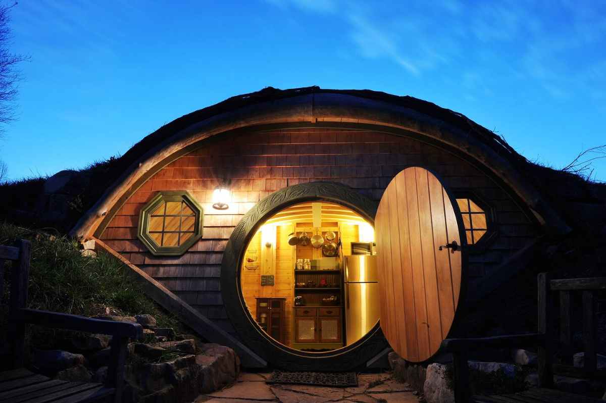 forest-gully-farms-hobbit-hole-lit-up-at-night-glamping-tennessee