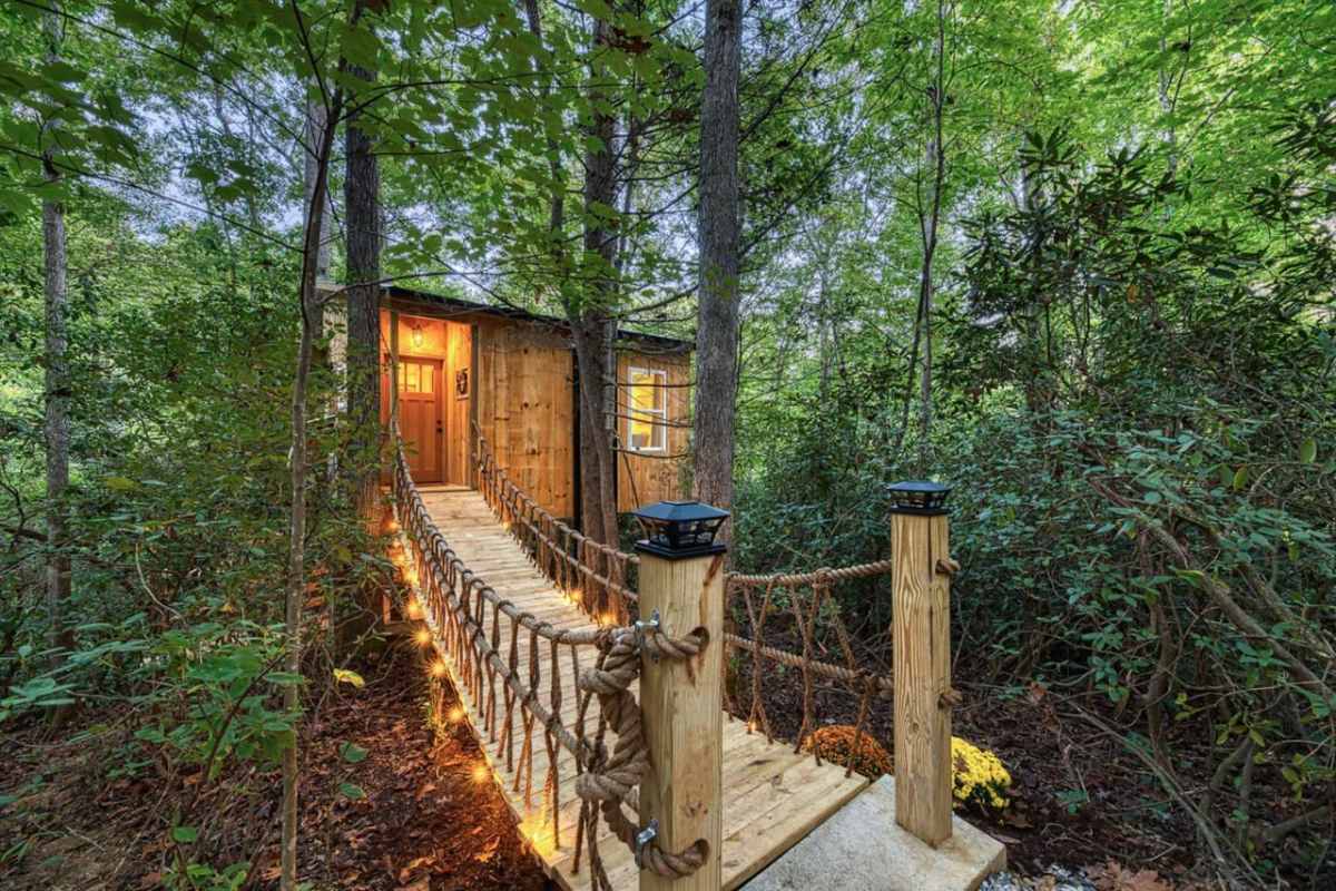 luxurious-secluded-romantic-treehouse-treehouse-rentals-nc