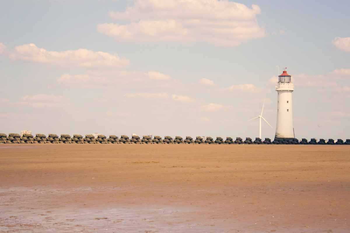 new-brighton-lighthouse-on-wallasey-beach