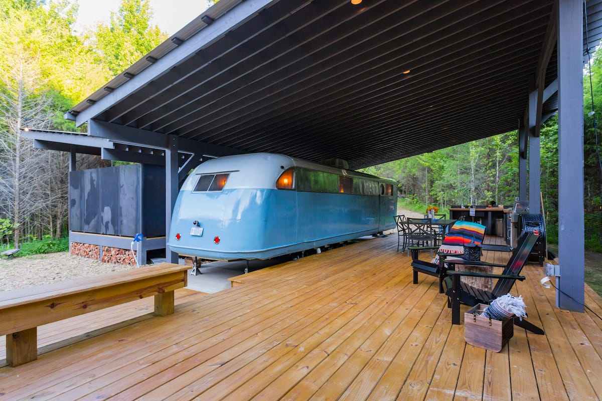 no-9-farms-blue-vintage-trailer-with-decking