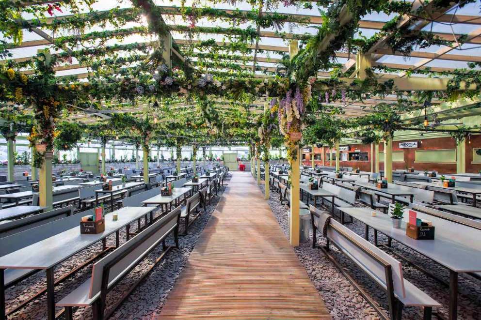 rows-of-outdoor-tables-and-benches-at-pergola-paddington