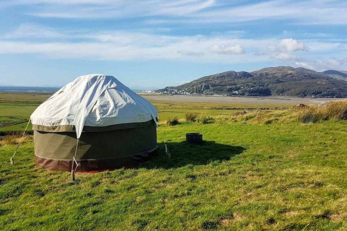 snowdonia-views-yurt-in-field-overlooking-beach
