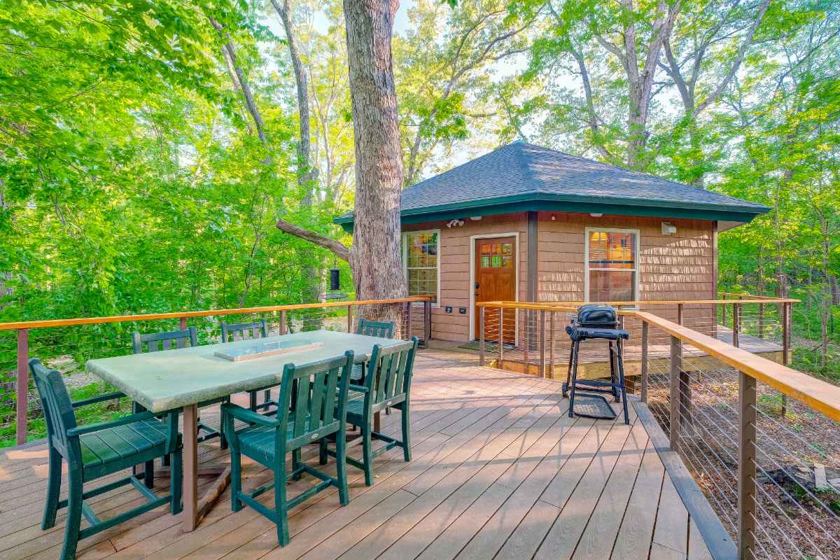spacious-decking-of-greenbrier-beechhouse-treehouse
