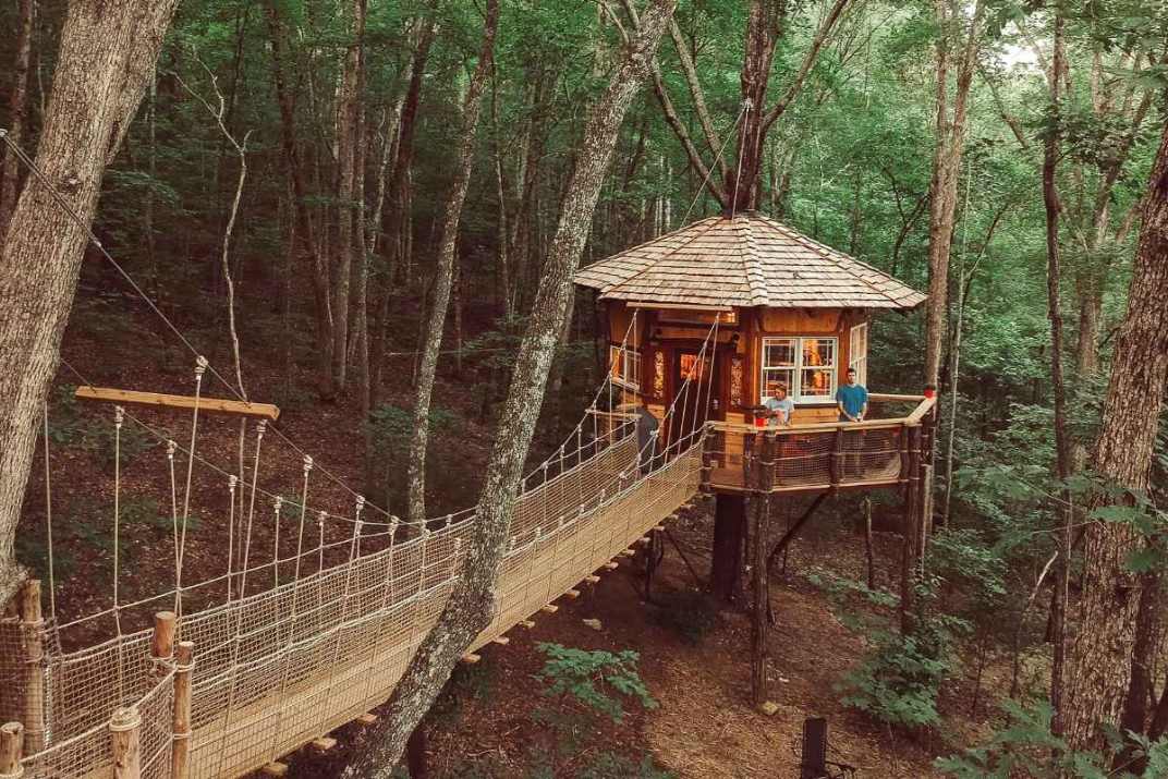 stamish-castle-treehouse-at-treehouse-mountain-retreat-glamping-tennessee