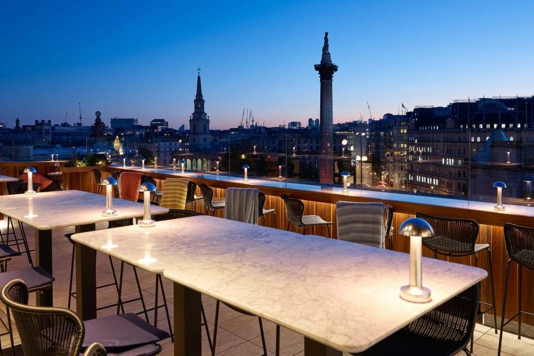the-rooftop-st-james-bar-overlooking-nelsons-column-at-night