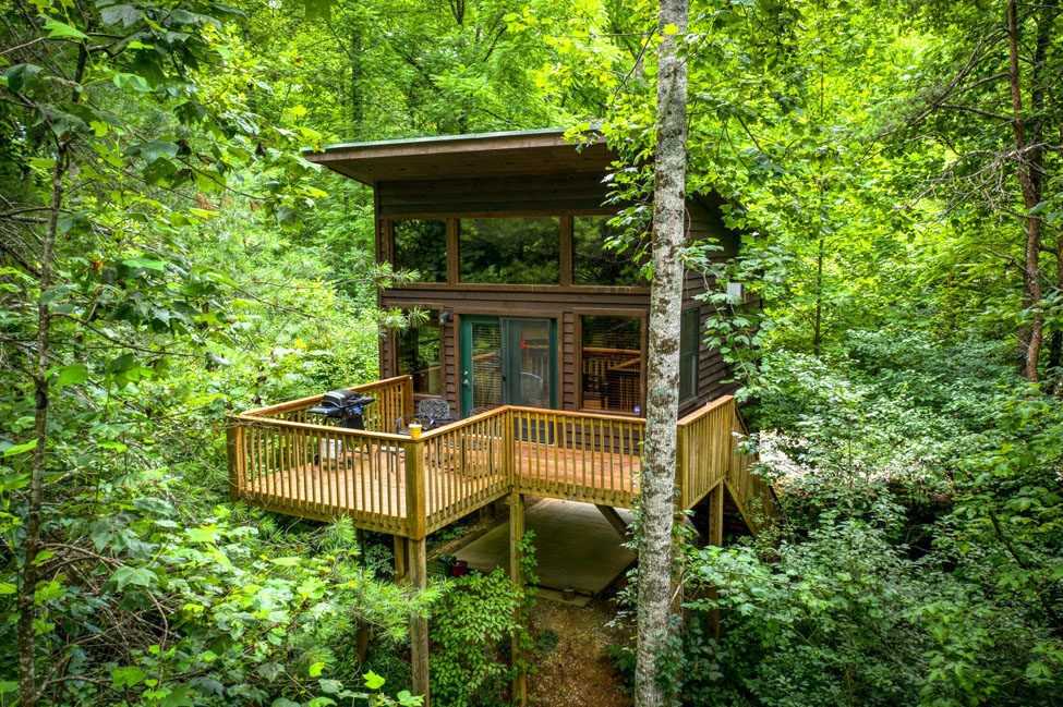yellow-pine-treehouse-at-rivers-edge-treehouse-resort-treehouse-rentals-nc