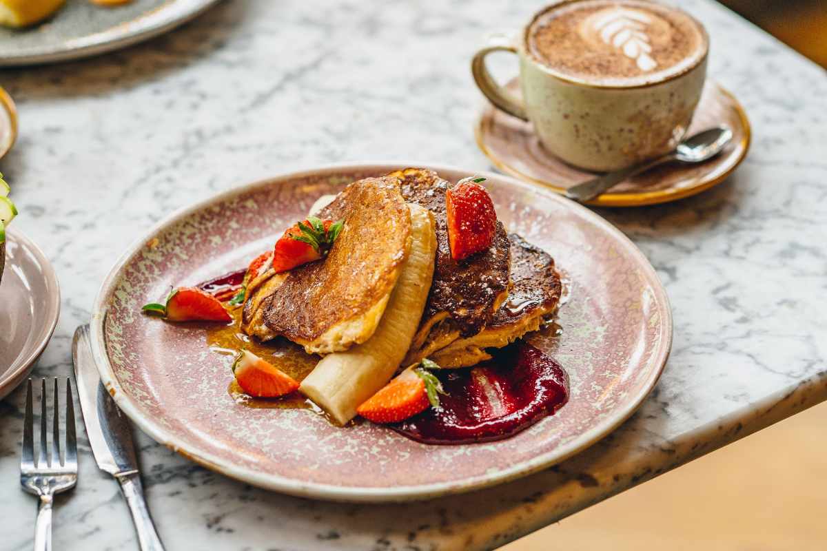 banana-pancakes-on-plate-at-the-skinny-kitchen-bottomless-brunch-canterbury