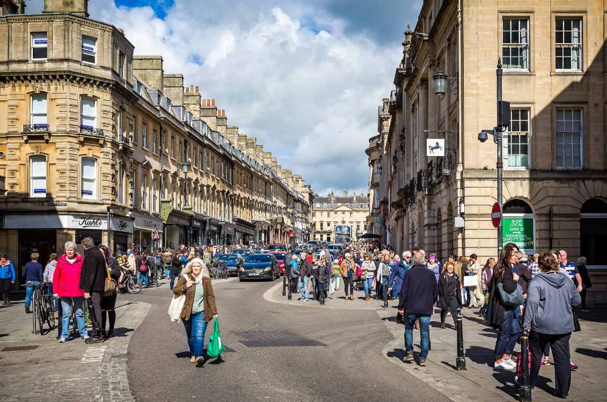 crowds-of-people-shopping-on-milsom-street