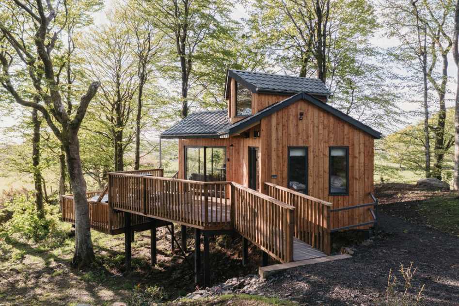 cuckoos-hideaway-treehouse-with-decking-in-forest