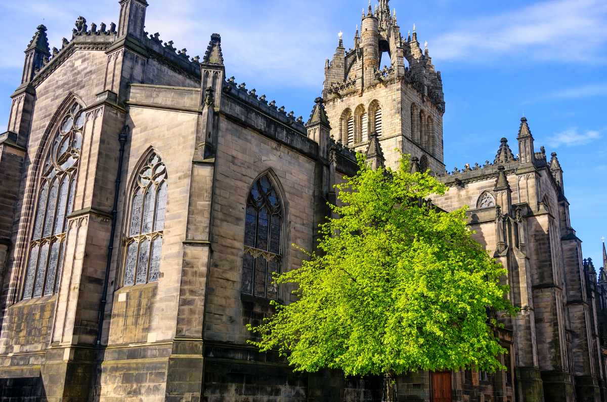 exterior-of-st-giles’-cathedral-on-sunny-day