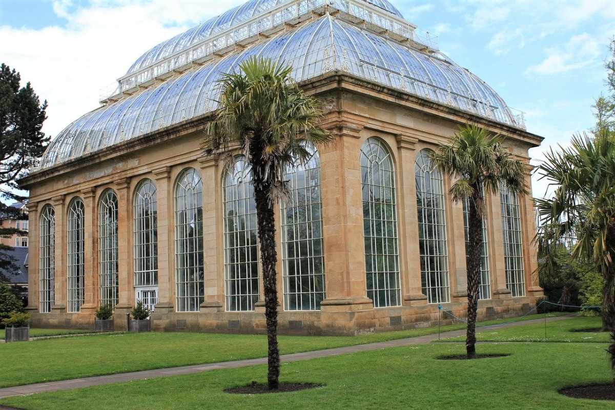 exterior-of-the-royal-botanic-gardens-glasshouses-edinburgh