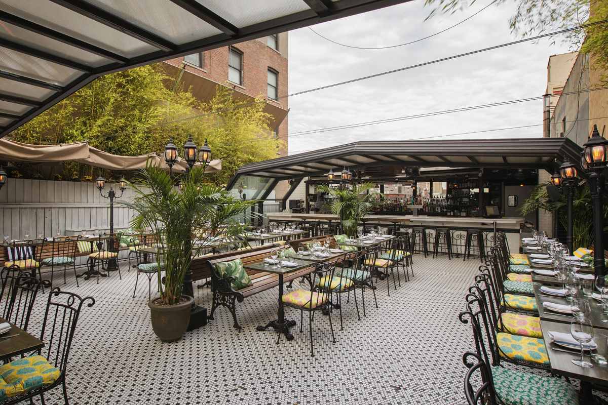 hotel-chantelle-outdoor-dining-area-bottomless-brunch-nyc