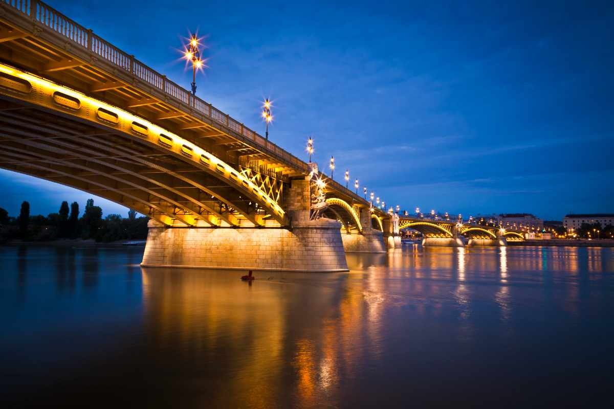 margaret-bridge-over-river-lit-up-at-night-romantic-things-to-do-in-budapest