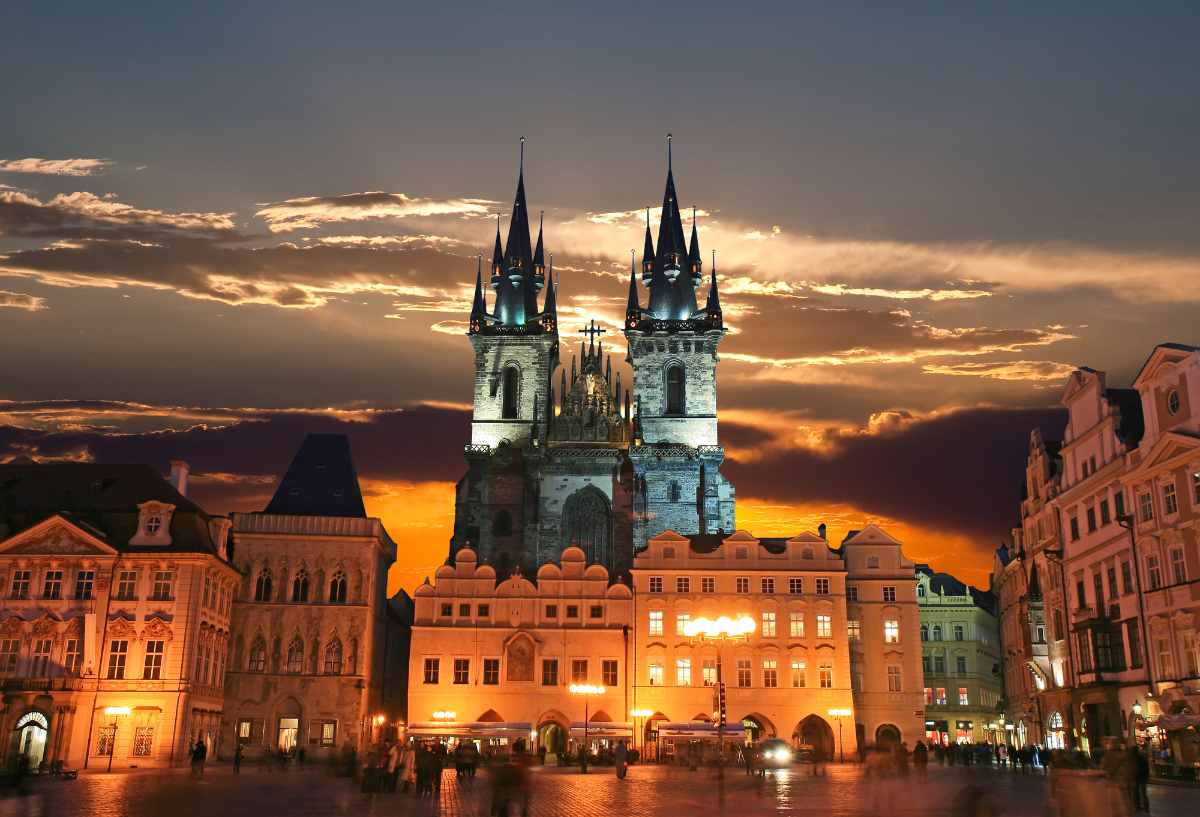 old-town-square-things-to-do-in-prague-at-night