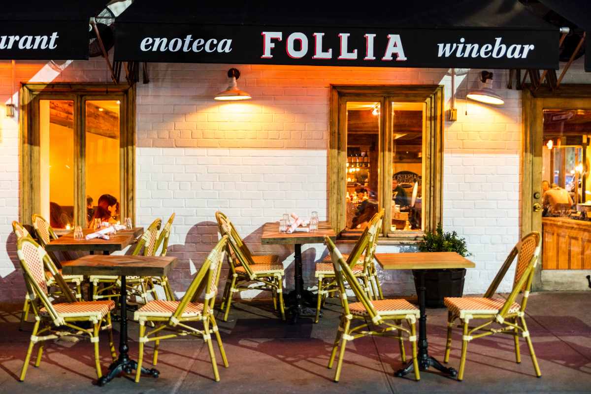 outdoor-seating-in-front-of-follia-italian-restaurant