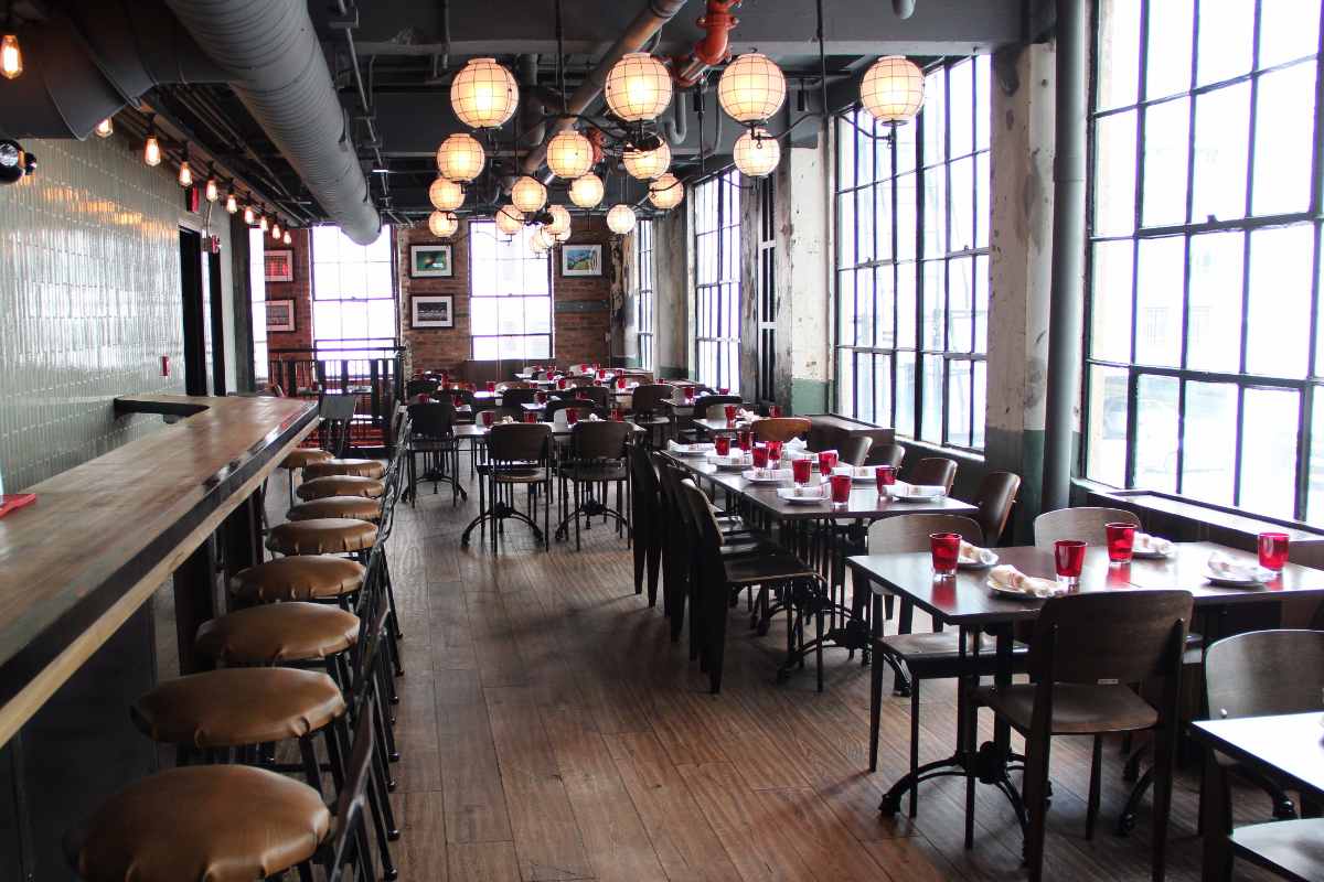 tables-inside-bar-deco-restaurant
