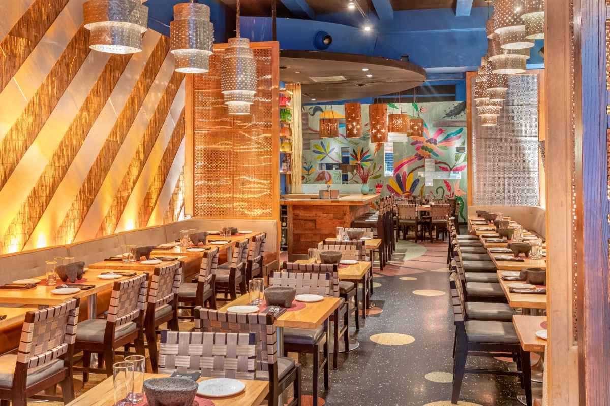 tables-inside-dos-caminos-restaurant-bottomless-brunch-nyc