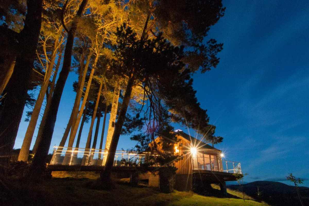 the-scots-pine-treehouse-at-dalnoid-treehouse-holidays-uk-with-hot-tub
