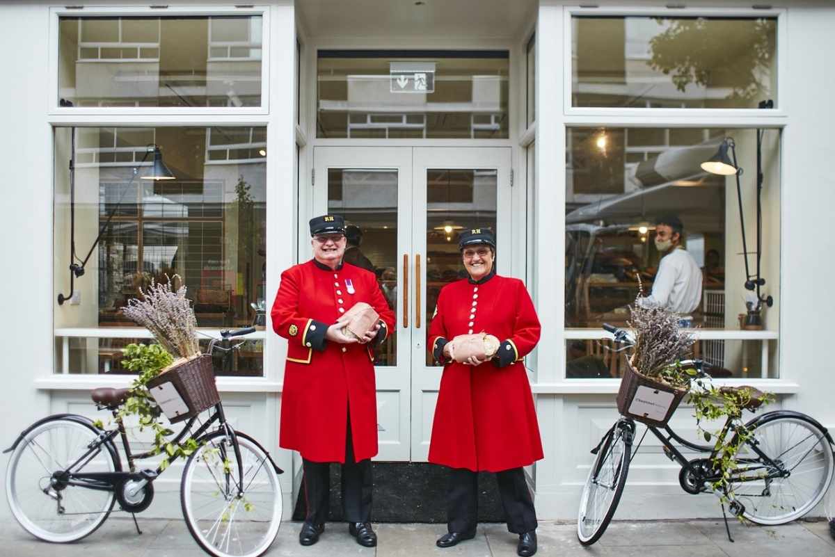 two-people-and-bikes-outside-chestnut-bakery-belgravia