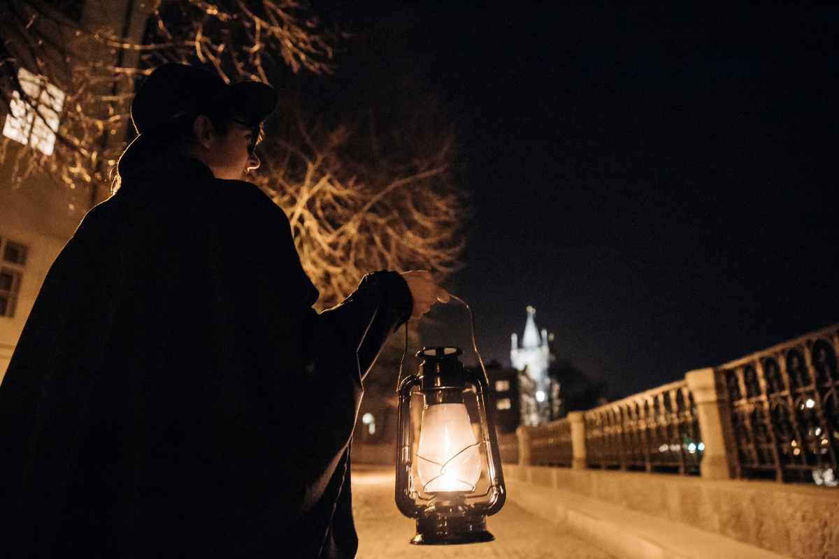 woman-carrying-lantern-on-mcgees-ghost-tours-of-prague