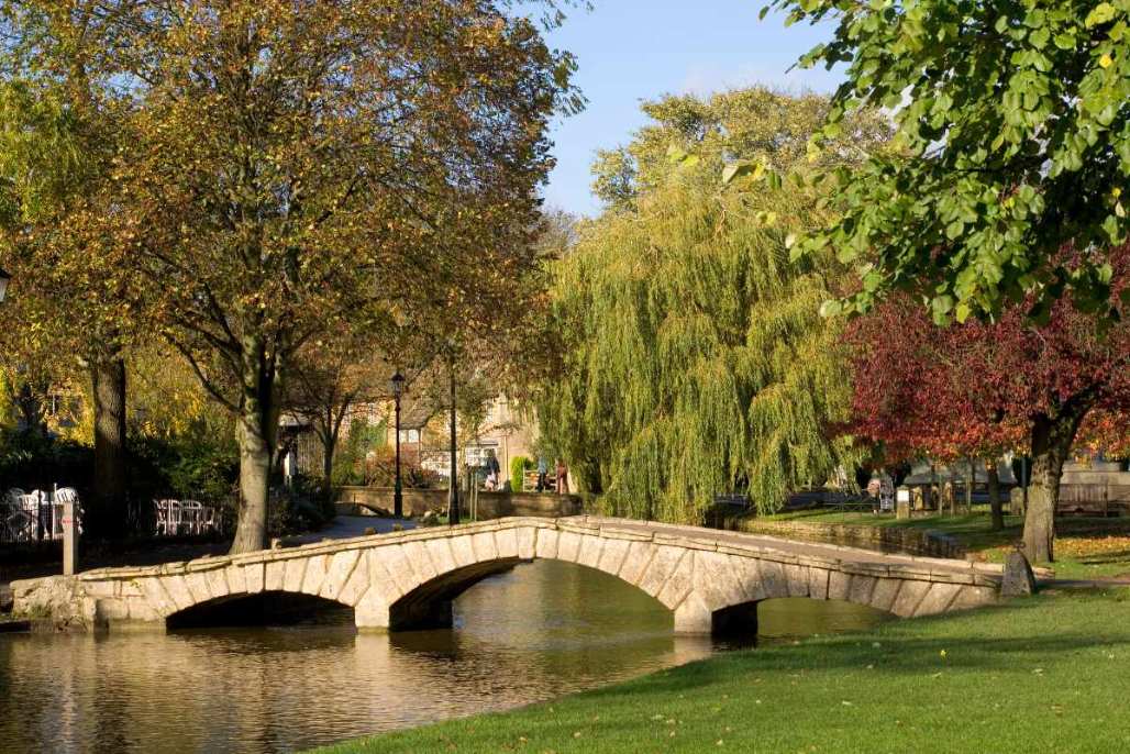 autumn-sunshine-on-the-river-windrush-in-bourton-on-the-water