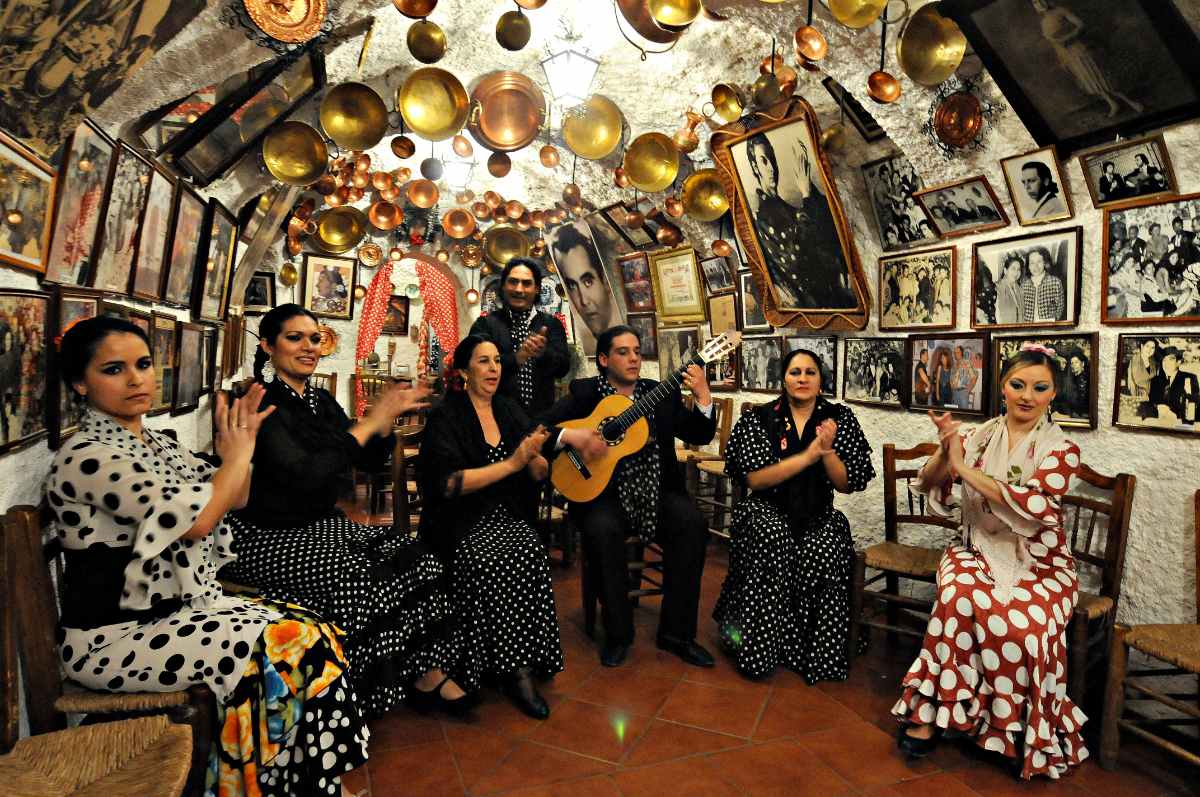 band-at-flamenco-show-at-zambra-maria-la-canastera