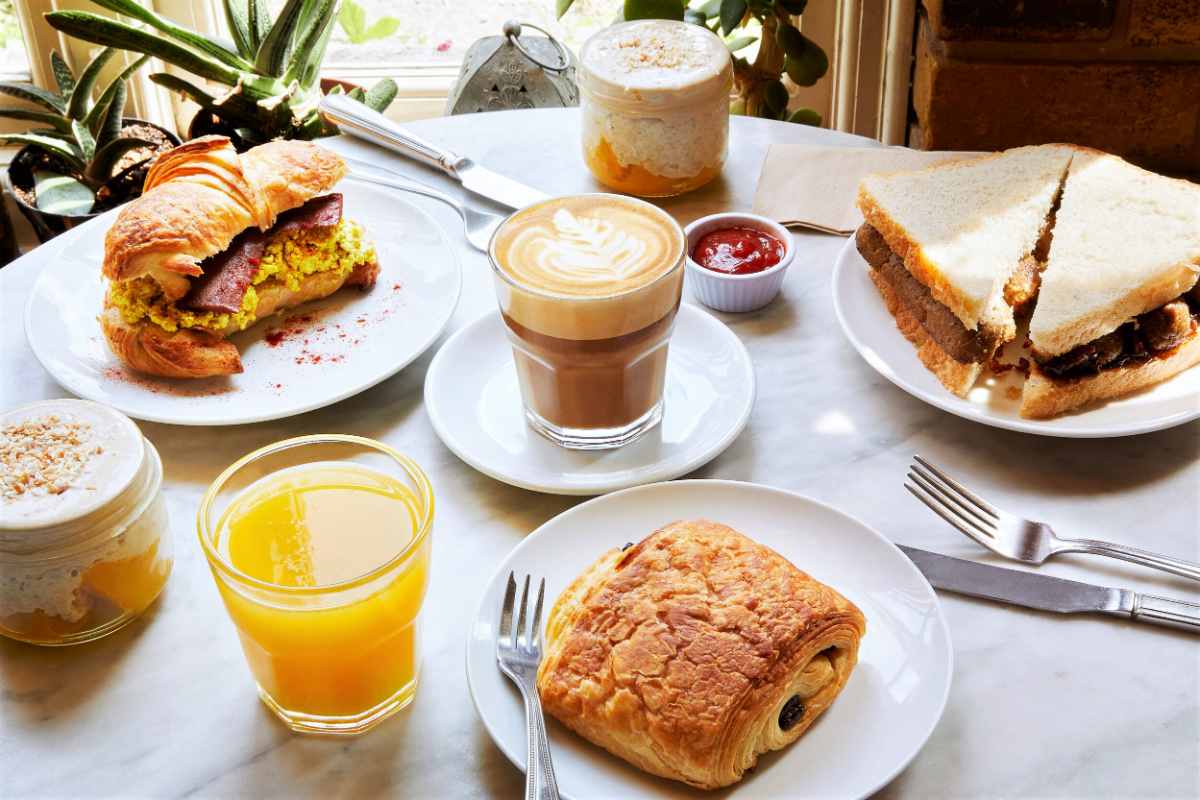 brunch-spread-at-café-van-gogh-vegan-breakfast-london
