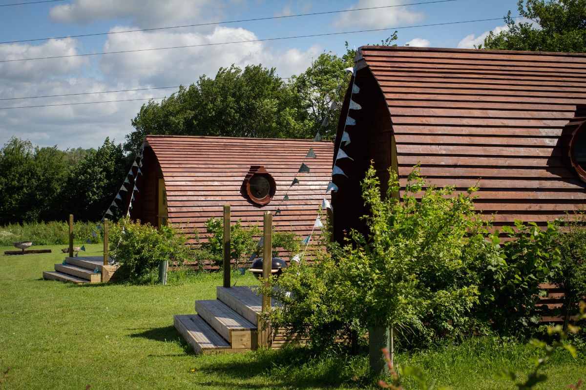buxhall-country-glamping-pods-in-field