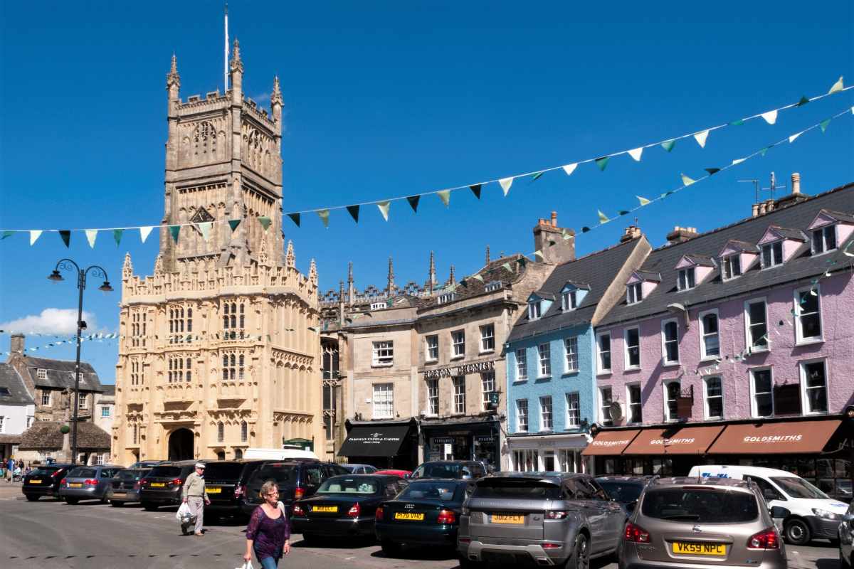 church-and-multicoloured-buildings-in-cirencester