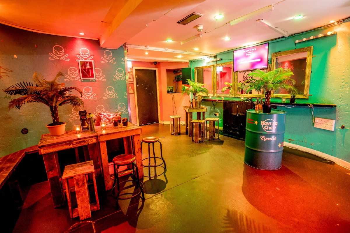 colourful-interior-of-wigwam-restaurant