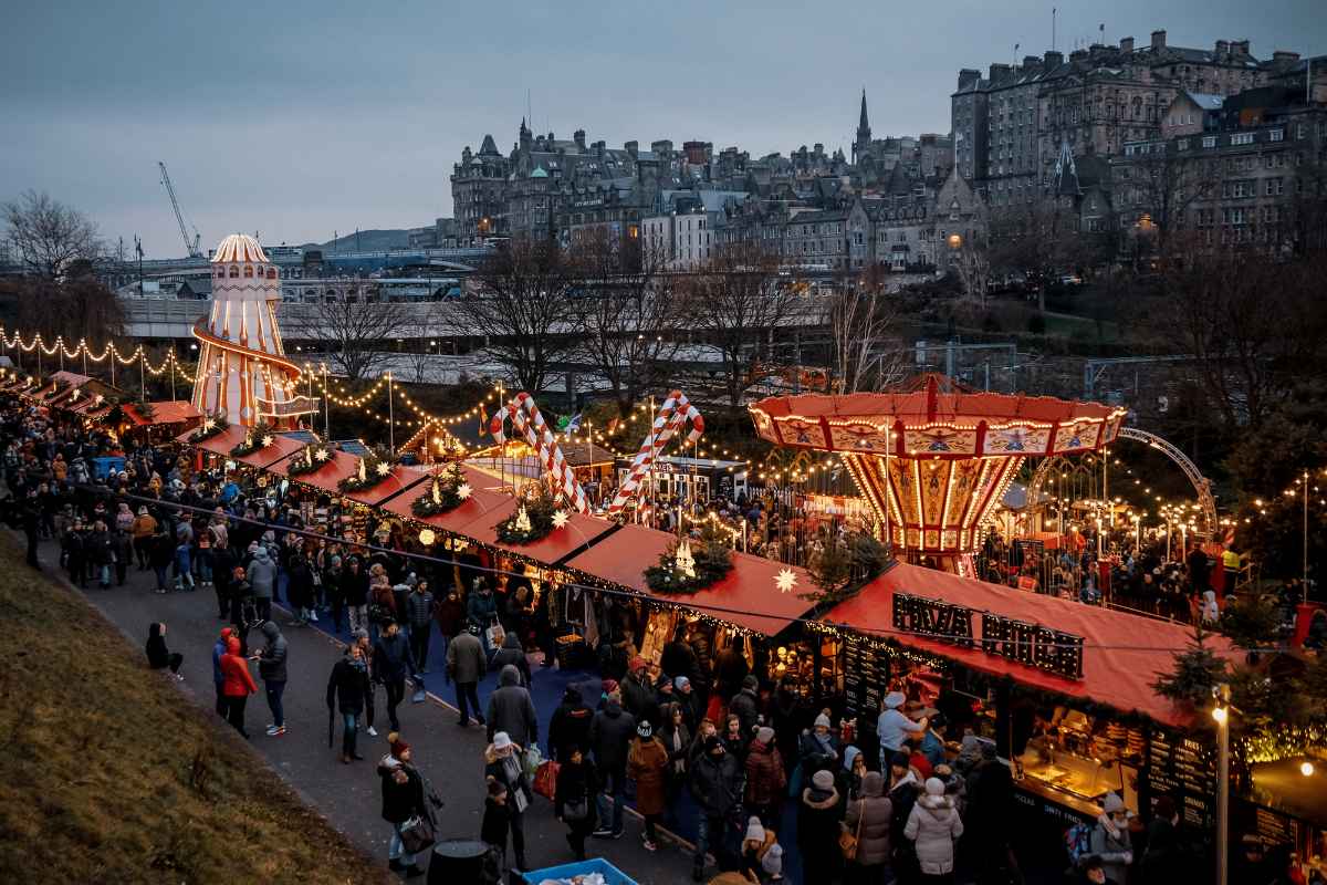 edinburgh-christmas-market-at-night-christmas-markets-scotland