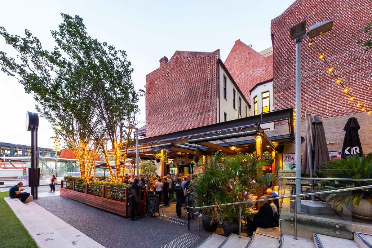 exterior-of-the-globe-bottomless-brunch-perth