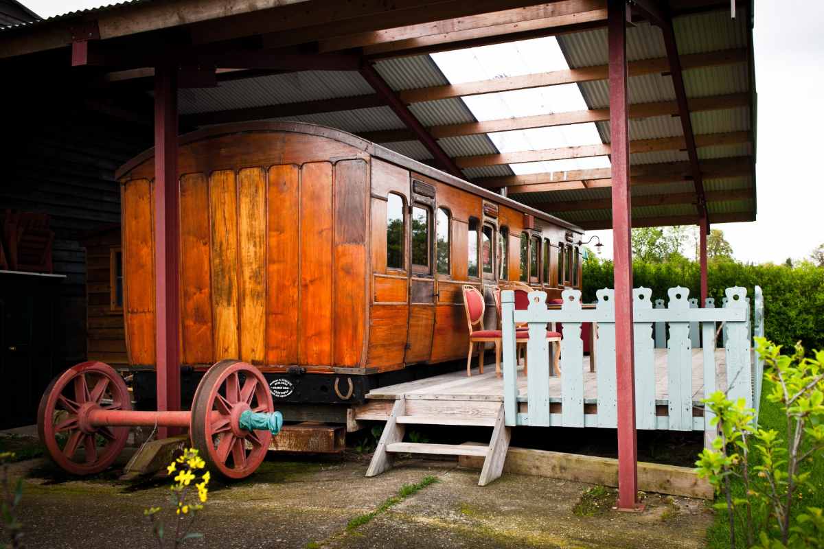 exterior-of-the-victorian-railway-carriage-with-outdoor-seating-at-coppins-farm-glamping