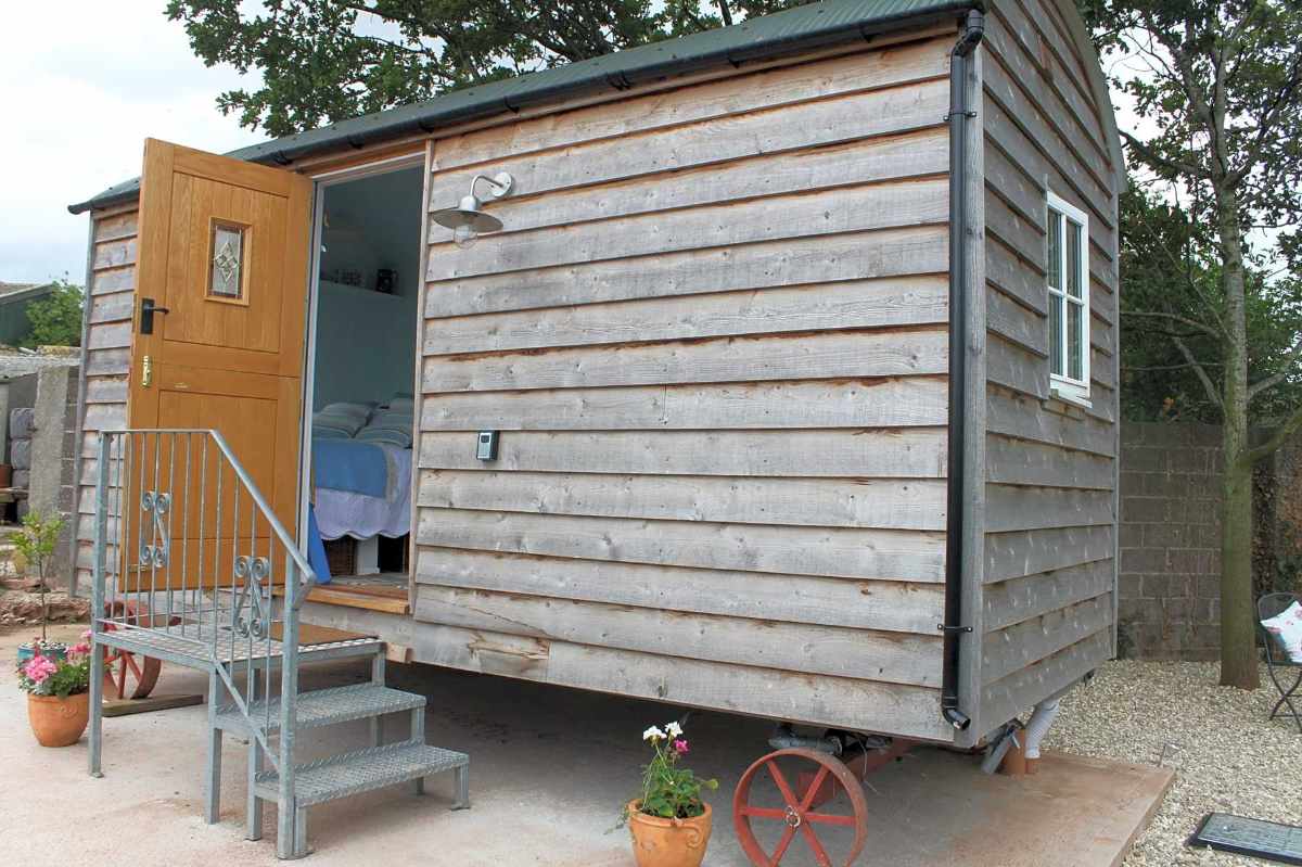 exterior-of-to-rest-a-while-shepherds-hut