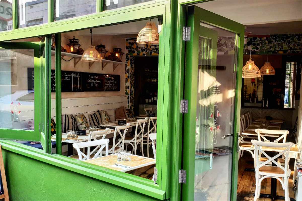 green-exterior-of-muiño-cafe