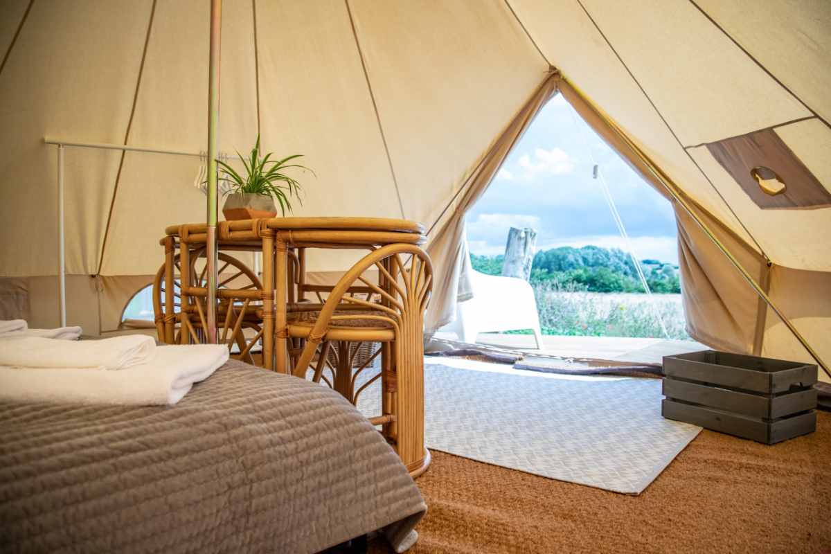 kingfishers-bell-tent-at-cretingham-country-park-glamping