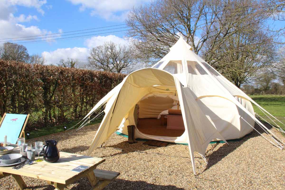 manor-farm-bell-tent-with-picnic-table