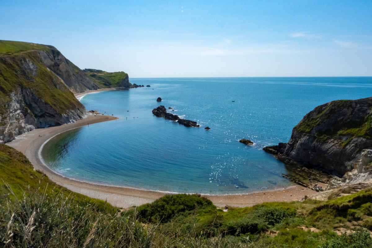 pebble-beach-by-blue-sea-at-lulworth-cove-best-walks-in-dorset