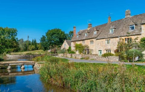 river-running-through-lower-slaughter-best-villages-in-the-cotswolds