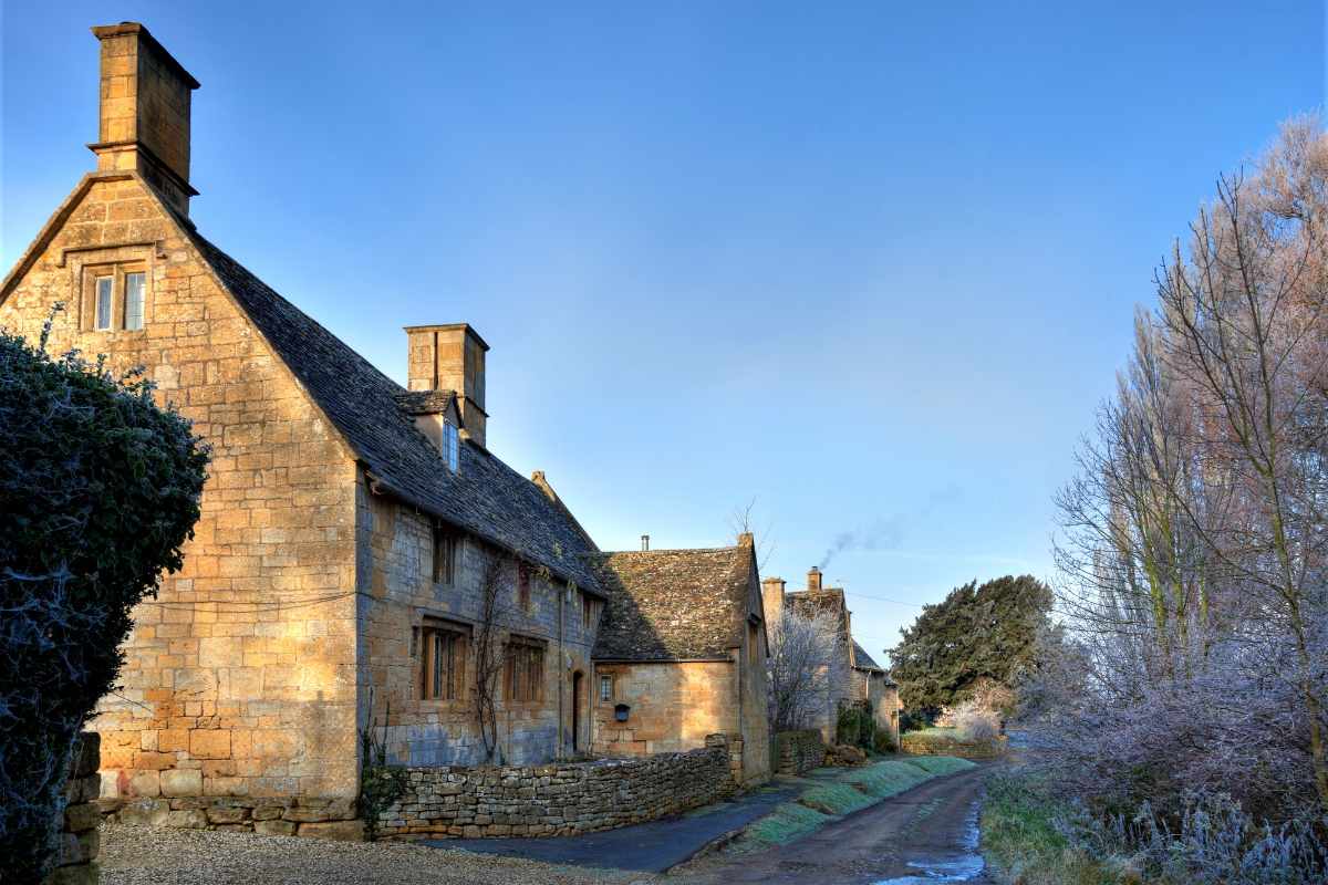 row-of-cottages-along-road-in-broad-campden