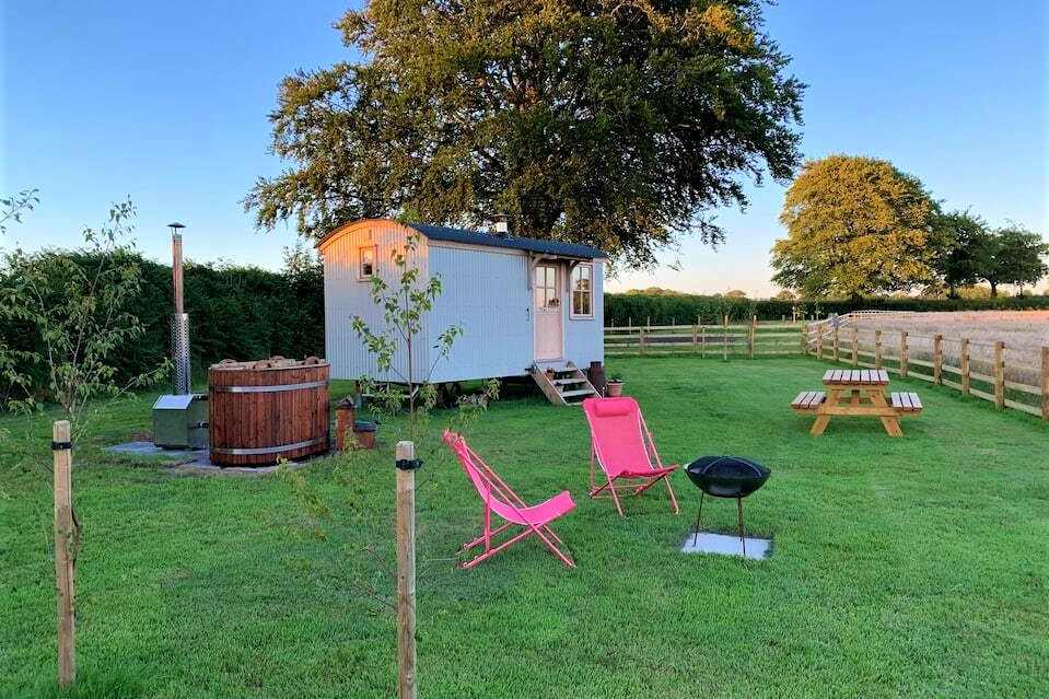 secluded-stargazing-shepherds-hut-with-hot-tub