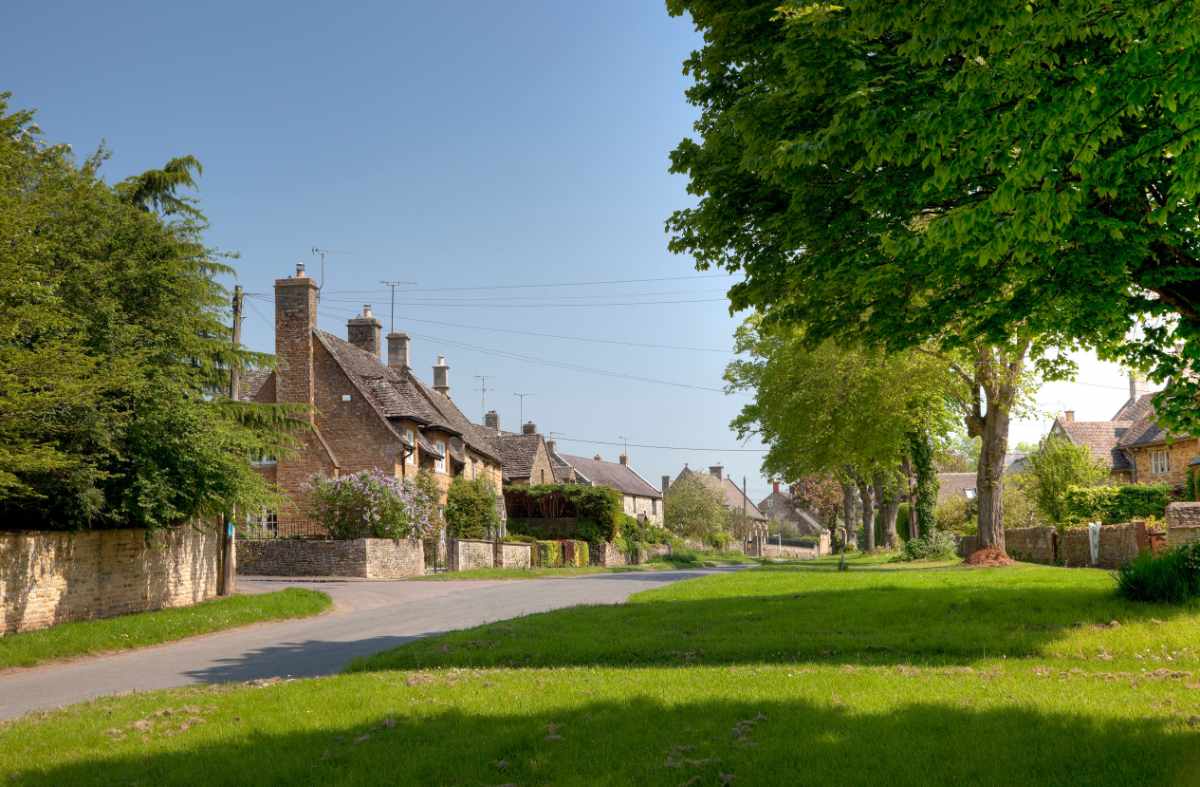 street-with-houses-on-either-side-in-kingham