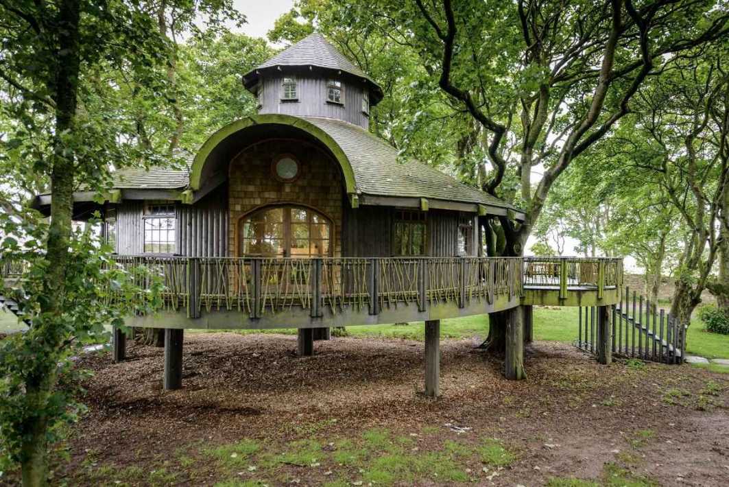 the-treehouse-suite-at-ackergill-tower-hotele-treehouses-scotland