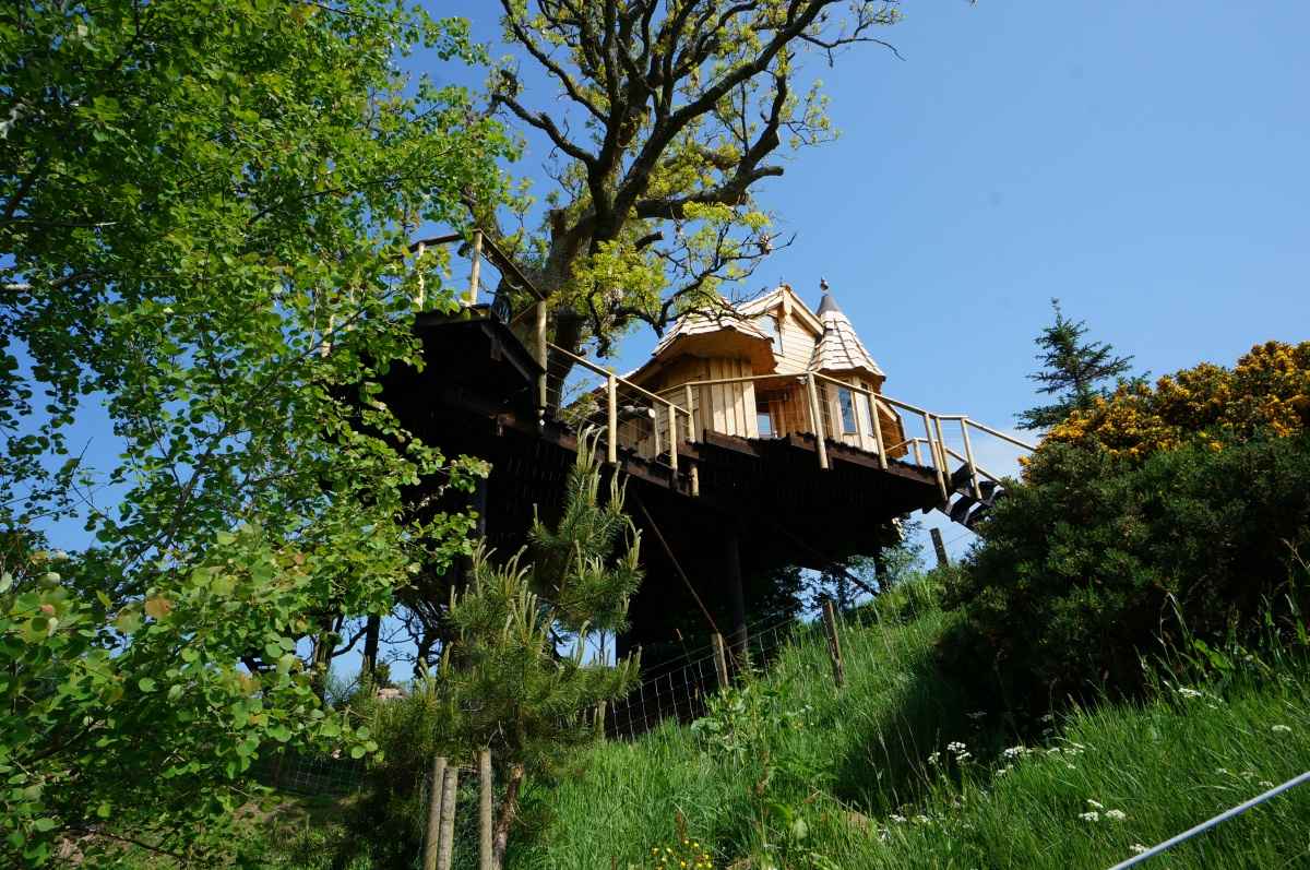 tree-howf-at-craighead-farme-treehouses-scotland