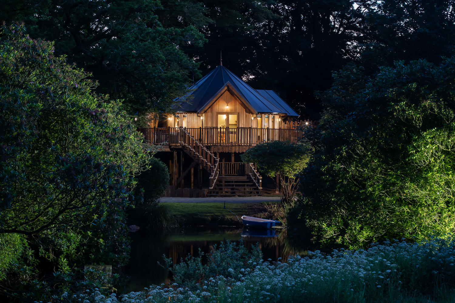 treehouse-on-the-lake-at-night-cornwall-treehouses