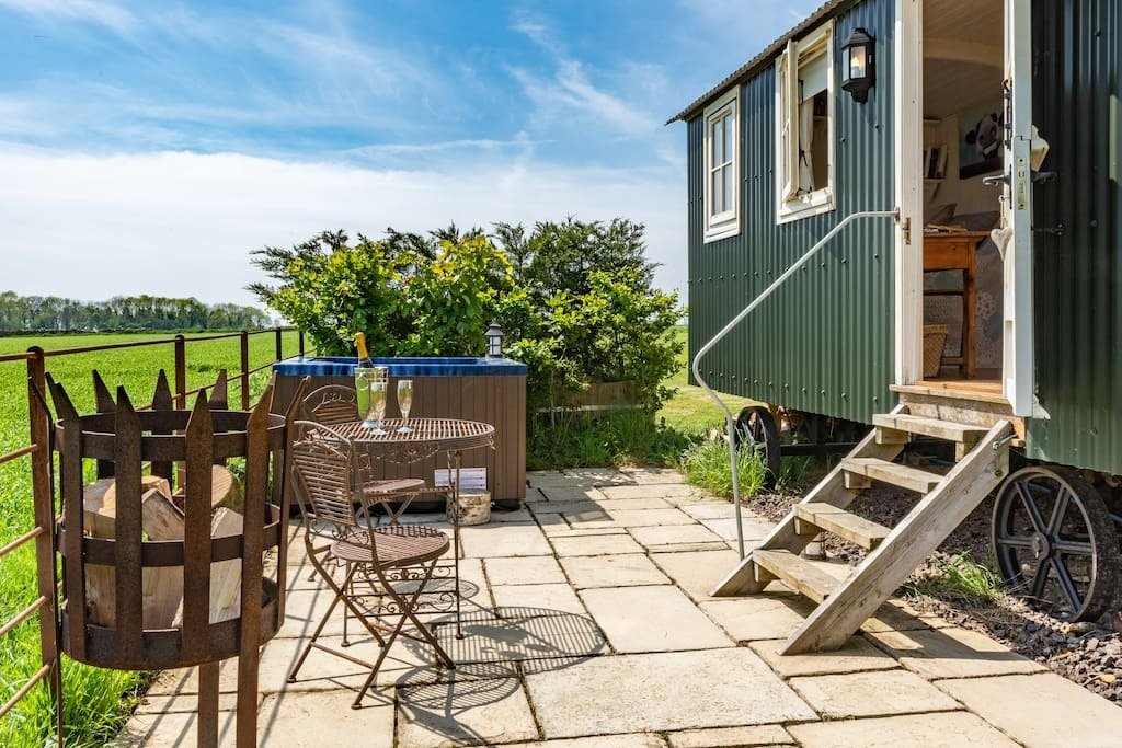 wellow-shepherds-hut-at-huts-upon-the-hill-somerset-shepherds-huts