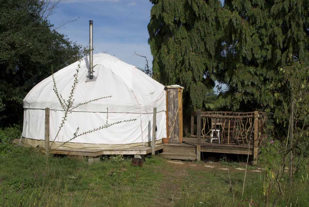 white-alde-garden-yurt-with-decking