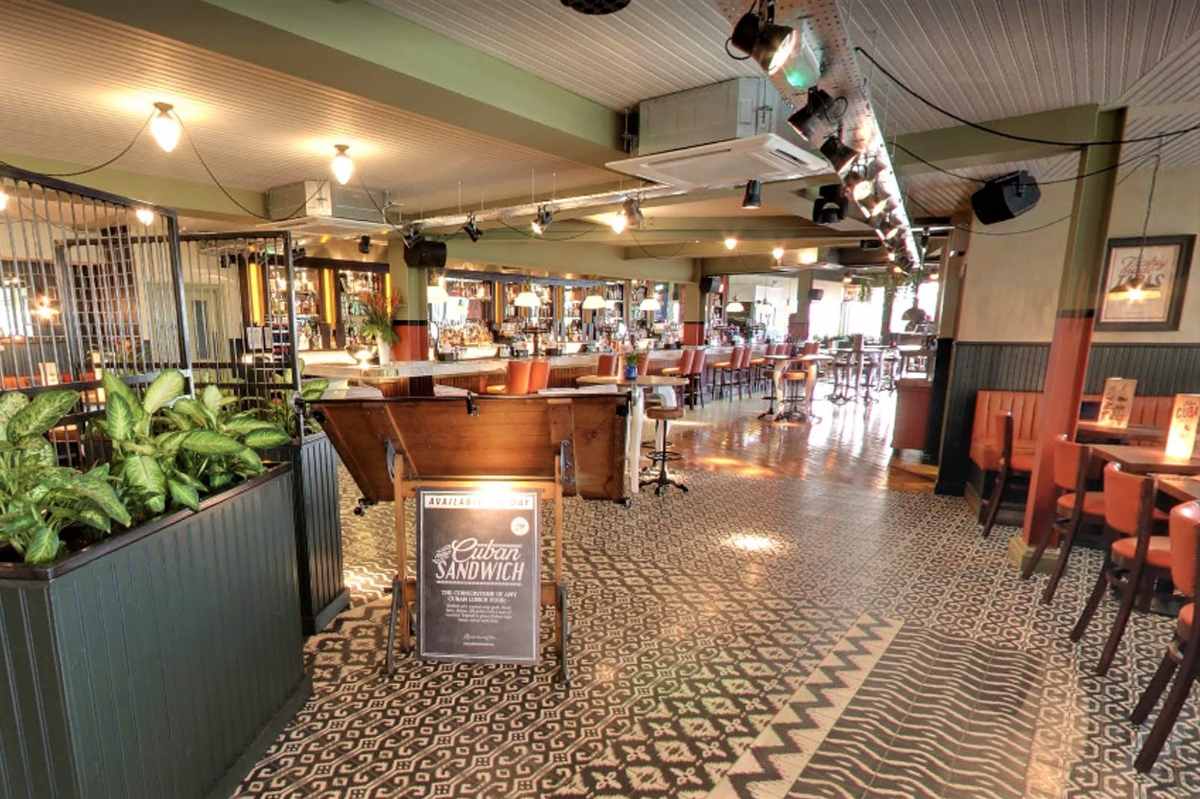 bar-and-restaurant-tables-in-revolucion-de-cuba