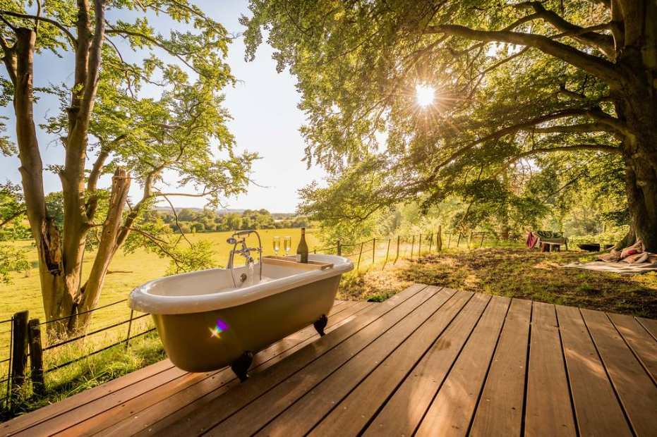 bathtub-on-decking-of-the-yurt-at-leighton-glamping-shropshire